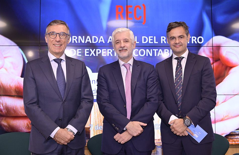 En la fotografa de izquierda a derecha: El presidente del REC, Francisco Gracia; el presidente del Instituto de Contabilidad y Auditora de Cuentas (ICAC), Santiago Durn, y el vicepresidente del REC], Fernando Cuado.