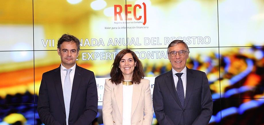 En la fotografa de izquierda a derecha: El vicepresidente del REC], Fernando Cuado; la subsecretaria del Ministerio de Economa, Comercio y Empresa, Aida Fernndez, y el presidente del REC], Francisco Gracia.